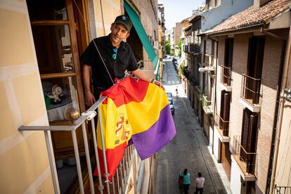 Javier Cuesta, agredido por tener una bandera republicana en el balcón de su casa de Granada, ha añadido una española tras el incidente.