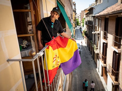 Javier Cuesta, agredido por tener una bandera republicana en el balcón de su casa de Granada, ha añadido una española tras el incidente.