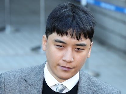 Seungri, a la salida de una de las vistas judiciales celebradas en Seúl, en 2020.