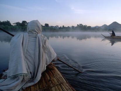 Embarcaciones fabricadas con juncos cruzan el Nilo Azul, justo por encima de las cataratas de Tis Issat ("agua humeante"), en Etiopía.