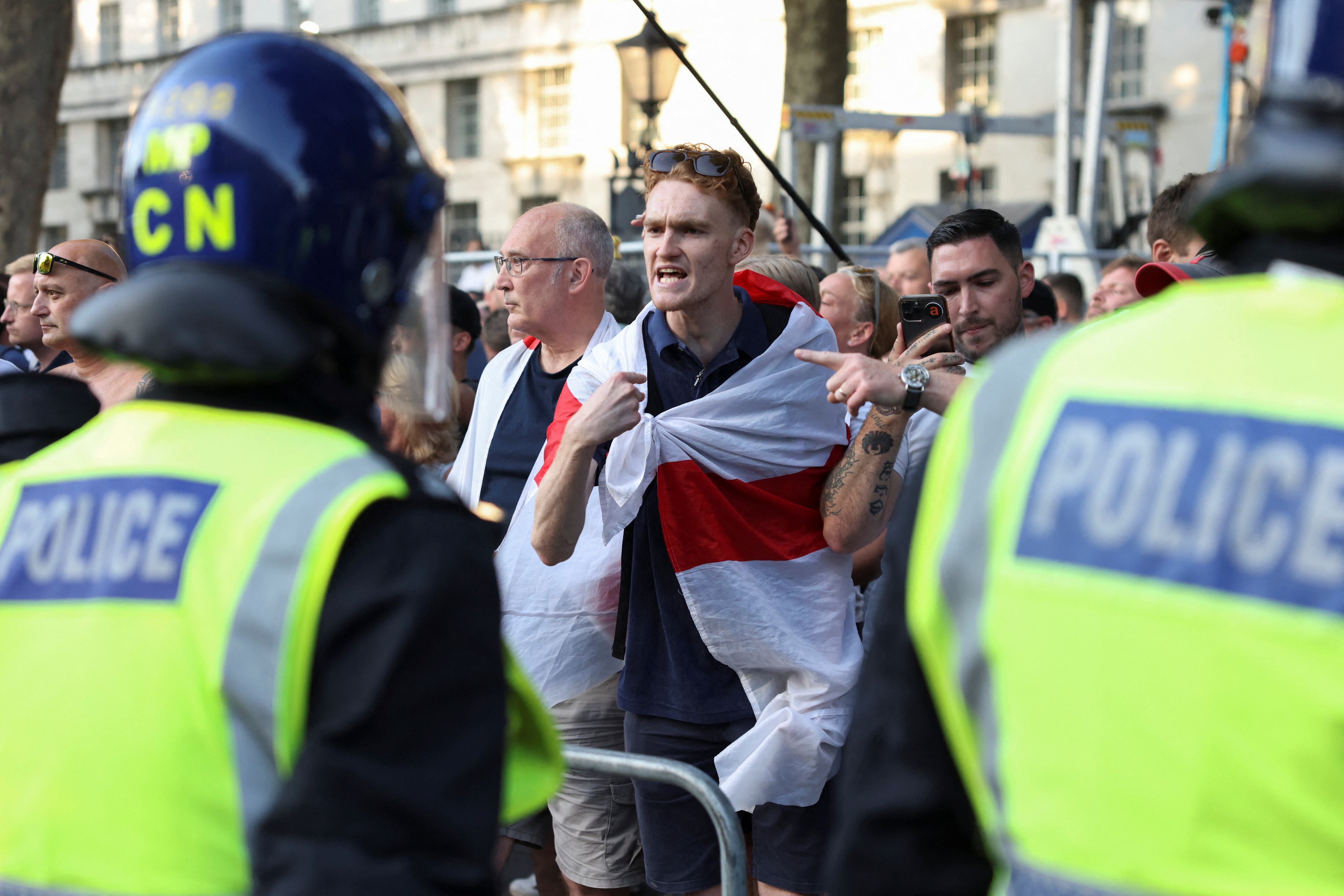 Starmer se enfrenta a su primera crisis por los disturbios violentos alentados por la extrema derecha 