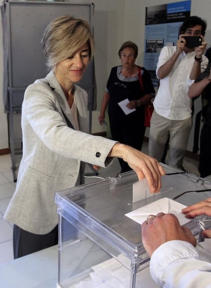 La candidata a lehendakari por Elkarrekin Podemos, Pilar Zabala, ejerce su derecho a voto para las elecciones al Parlamento Vasco en un colegio de Zarautz (Gipuzkoa).