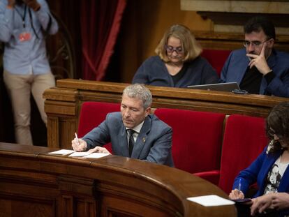 El conseller de Educación de la Generalitat, Josep González-Cambray, durante la sesión plenaria en el Parlament de Cataluña, este miércoles.