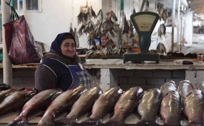 Una mujer vende pescado en el mercado de Derbent (Daguest&aacute;n).