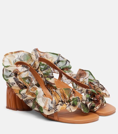 Con un guiño romántico y un espíritu vibrante, estas sandalias de tacón de Farm Rio reinventan el diseño clásico de sandalia-joya con un volante estampado que recorre el contorno del pie y que forman un corazón al unirse ambos zapatos. Hechas en Brasil, combinan artesanía, alegría tropical y una estética única difícil de olvidar.
