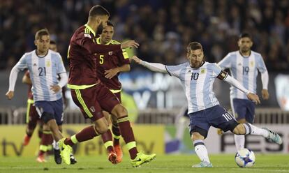 Lionel Messi remata ante el bloqueo de la defensa venezolana.