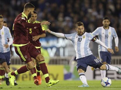 Lionel Messi remata ante el bloqueo de la defensa venezolana.