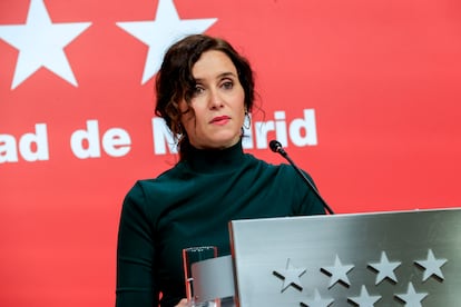 La presidenta de la Comunidad de Madrid, Isabel Díaz Ayuso, durante la declaración institucional que ha pronunciado este jueves en la sede de la Comunidad, tras el acuerdo entre el PSOE y Junts para la investidura de Pedro Sánchez.