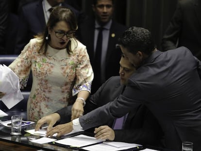 Senadora Kátia Abreu tira da Mesa a pasta com o roteiro de condução da sessão do senador Davi Alcolumbre.