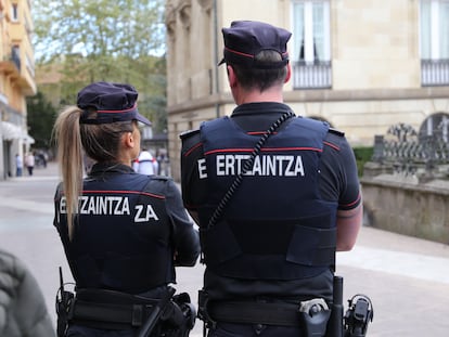 Dos agentes de la Ertzaintza en Vitoria, en una foto de archivo.