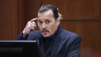 El actor Johnny Depp declaraba el jueves en el juzgado de Fairfax (Virginia) en el juicio por difamación a su exesposa, Amber Heard.