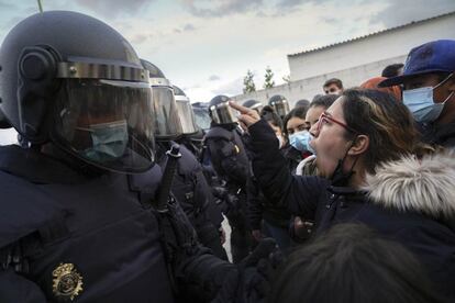 Houda Akrikez se encara con los antidisturbios desplazados a la Cañada Real en una protesta de luz de los vecinos por los cortes de luz, en octubre de 2020.