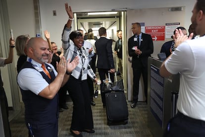 Trabajadores celebran el embarque de los últimos pasajeros del vuelo 387 de jetBlue entre Estados Unidos y Cuba.