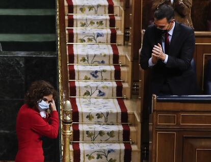 Pedro Sánchez aplaude a María Jesús Montero tras su intervención ayer en el debate sobre el proyecto de Ley de Presupuestos Generales del Estado para 2021.