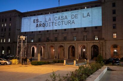La Casa de la Arquitectura se ubica en la arquería de los Nuevos Ministerios, el complejo diseñado para el Paseo de la Castellana por el arquitecto Secundino Zuazo.