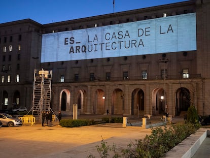 La Casa de la Arquitectura se ubica en la arquería de los Nuevos Ministerios, el complejo diseñado para el Paseo de la Castellana por el arquitecto Secundino Zuazo.