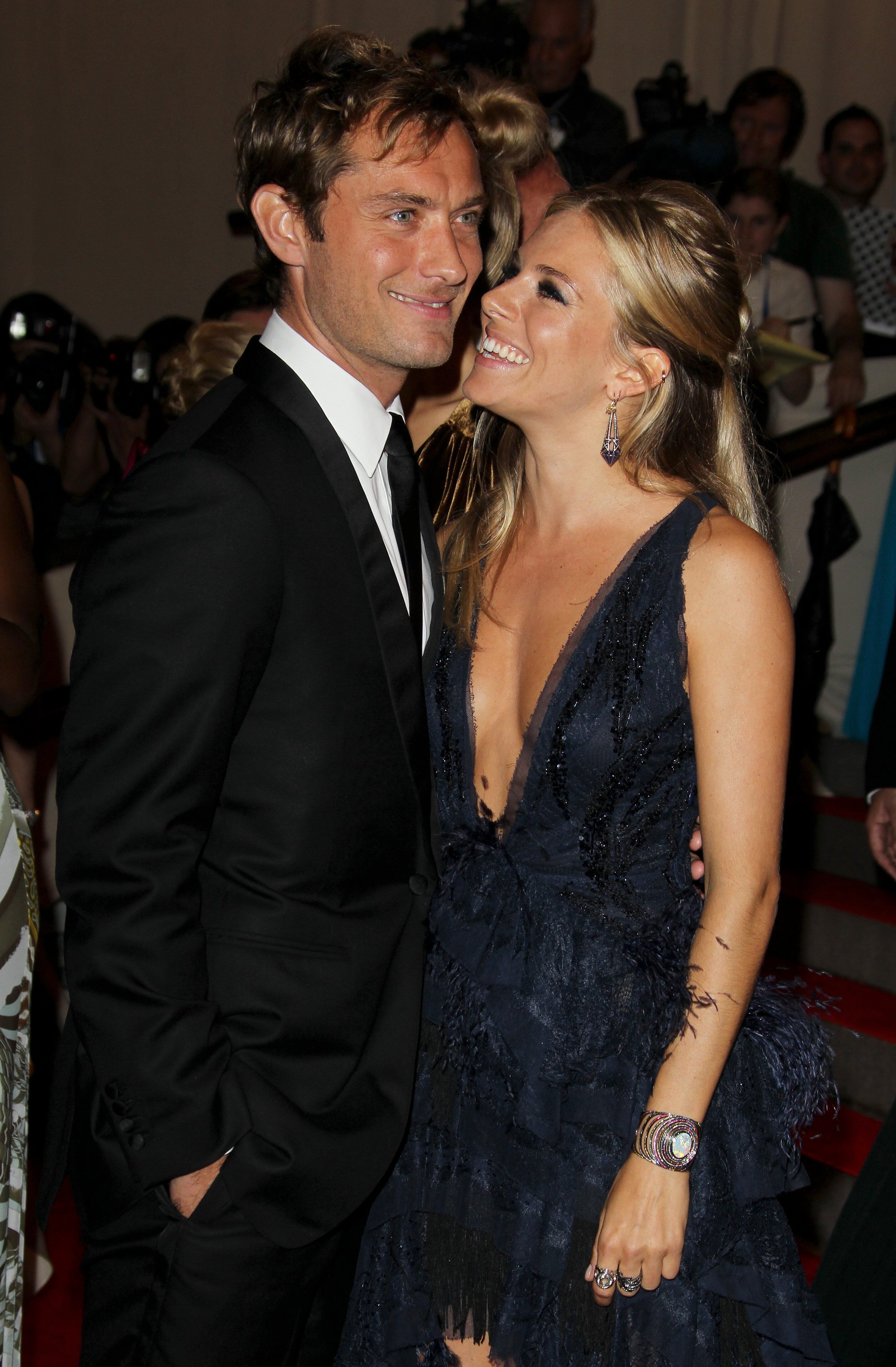 Los actores Jude Law y Sienna Miller, en la gala anual celebrada por el Museo Metropolitano de Nueva York, en mayo de 2010. 