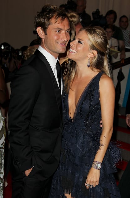 Actors Jude Law and Sienna Miller at the annual gala held by the Metropolitan Museum in New York, May 2010. 