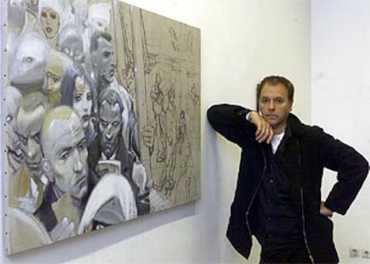El dibujante Enki Bilal, ayer en la galería Maeght de Barcelona junto a uno de sus cuadros.