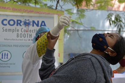 Un sanitario recoge una muestra para una prueba de detección del coronavirus, en Hyderabad (India). Tras registrar más de 14.000 casos de coronavirus en las últimas horas, India ya acumula más de 11 millones de casos de covid-19, de los cuales casi 10,7 millones se han recuperado.