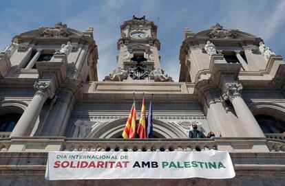 Una gran pancarta con el lema "Solidaridad con Palestina" se ha colgado hoy en el balcón principal del Ayuntamioento de València. 