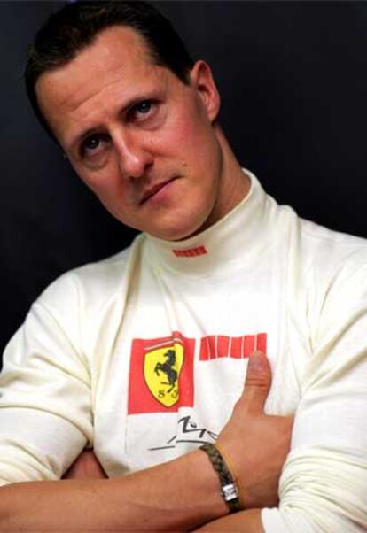 Michael Schumacher, en el circuito de Montmeló durante la entrevista.