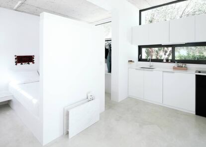 Interior de Monocabin. Un pequeño muro a los pies de la cama separa el dormitorio de la cocina-'office' y la entrada. |