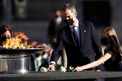 El rey Felipe VI, junto a su hija Leonor, la princesa de Asturias, realiza la ofrenda floral en el pebetero.