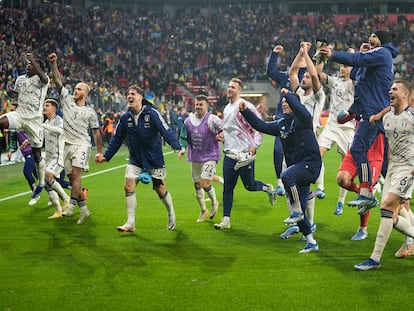 Los jugadores de Italia celebran la clasificación tras el 0-0 ante Ucrania en Leverkusen.