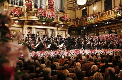 Como cada año, los tradicionales 'El Danubio Azul' y la 'Marcha Radetzky' han sonado al final del concierto acompañados por las palmas del público.