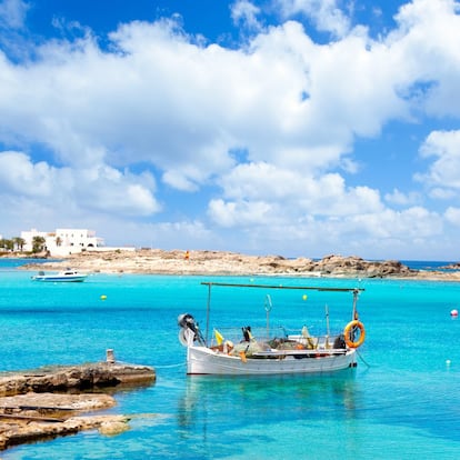 Sus bonitas playas y sus aguas transparentes colocan a Formentera como una de las islas más bellas del Mediterráneo, pero su interior, más desconocido, es igual de sorprendente. Un paisaje salpicado de pintorescas poblaciones, faros y torres llenos de historia, lagos y salinas, cuevas ocultas y bosques de sabinas entre dunas y rocas de formas caprichosas. Un lugar idílico para hacer una escapada en cualquier época del año. 