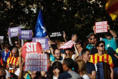 Los manifestantes defienden la puesta en libertad de los líderes independentistas catalanes encarcelados.