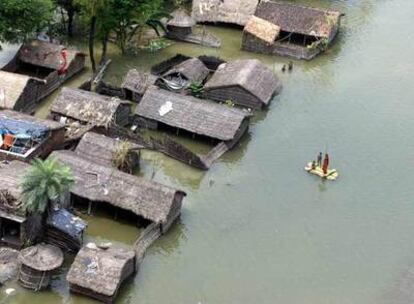 Vista aérea de una aldea anegada por las inundaciones, en el Estado de Bihar, en el norte de India.
