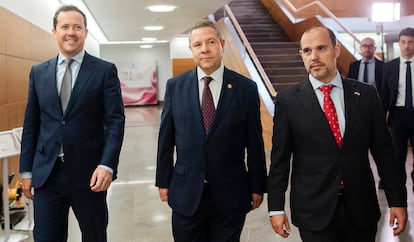 Emiliano García-Page, en el centro, llega este viernes al acto institucional del Día de Castilla-La Mancha, en el Palacio de Congresos de Toledo.