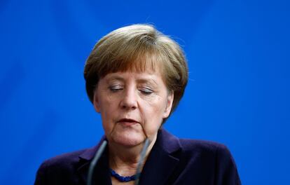La canciller alemana angela Merkel, durante su comparecencia en la que ha informado sobre el accidente del avión Airbus A320 sinietrado en los Alpes franceses