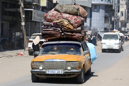 Un coche atestado de personas y enseres salía el viernes de Ciudad de Gaza.