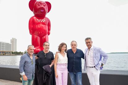 La presidenta de la Comunidad de Madrid se fotografía junto a la escultura en homenaje a Madrid presentada en Miami.