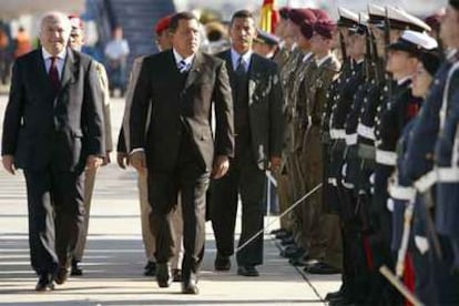 El presidente venezolano es recibido en el aeropuerto madrileño por el ministro de Exteriores Miguel Ángel Moratinos.