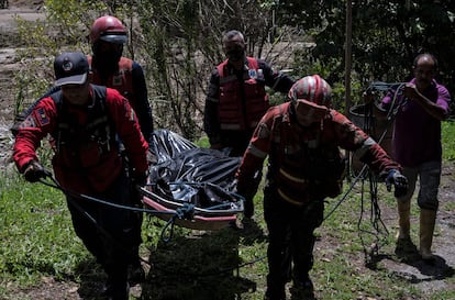 labores de rescate de cuerpos en la ciudad venezolana de Las Tejerías