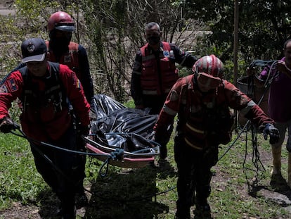 labores de rescate de cuerpos en la ciudad venezolana de Las Tejerías