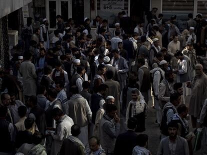 El mercado de cambio de dinero más grande de Kabul, Sarai Shahzada, reabre después de que los servicios de transferencia de dinero Western Union y Money Gram hayan reanudado sus servicios. El país necesita dólares e impulsar su economía tras la llegada de los talibanes.