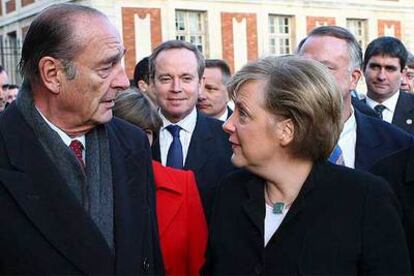 El presidente francés, Jacques Chirac, y la canciller alemana, Angela Merkel, ayer en París.
