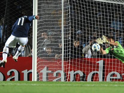 Muslera detiene el penalti lanzado por Tévez.