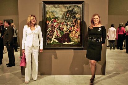 La baronesa Thyssen, Carmen Cervera, y Francesca Thyssen en una exposición