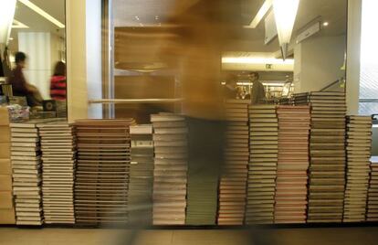 Libros apilados en la tienda de la FNAC, en Madrid.