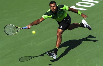 Tsonga se estira a por una pelota durante la final.