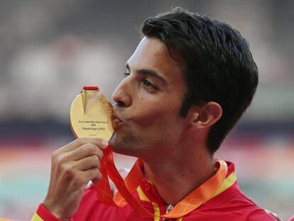 Miguel Ángel López besa la medalla conseguida en los 20 Km marcha