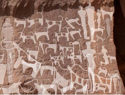 Grabados de perros y humanos datados hace 8.000/9.000 años en Arabia Saudí.