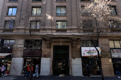Fachada del edificio donde estaba la oficina de Alberto Bronfman y donde operaba una guardería de niños que luego eran enviados fuera de Chile a través de adopciones ilegales. En la calle San Antonio, en Santiago.