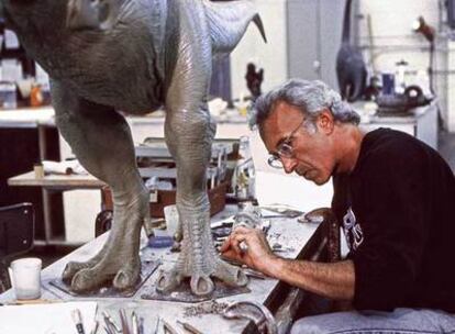 Stan Winston trabaja sobre una figura para la película <i>Jurassic Park.</i>